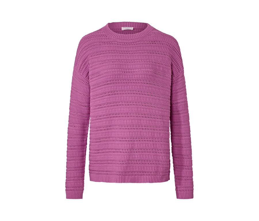 Lila Pullover mit Ajour-Muster.