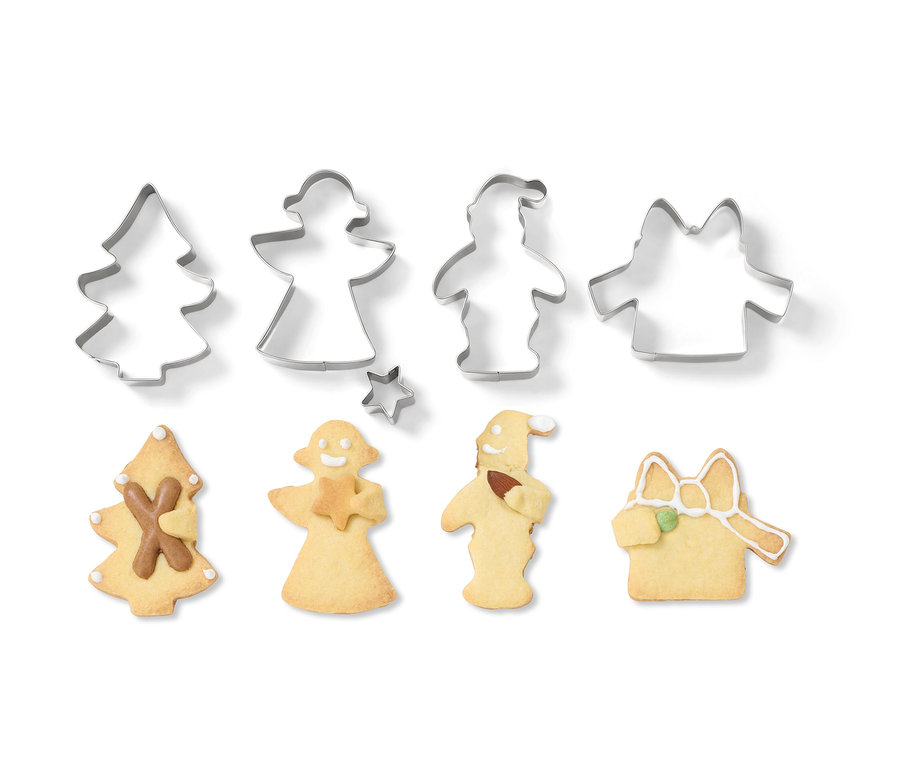 Oben sind 5 Kuschelkeks-Ausstecher in Form von Weihnachtsbaum, Engel, Stern, Figur und Pullover. Unten sind gebackene Kekse in den gleichen Formen.