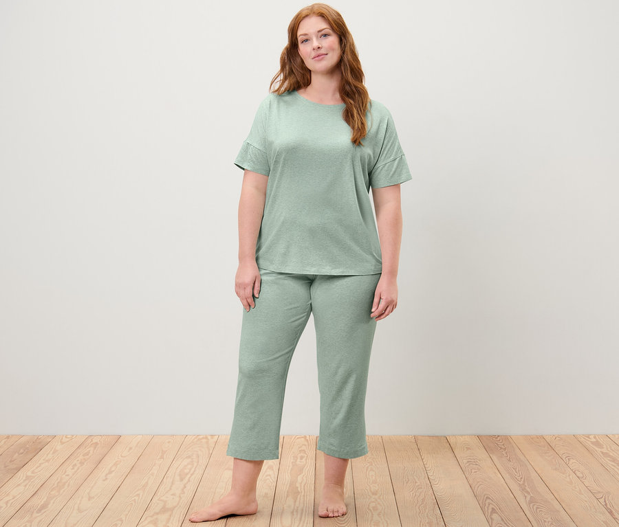 Frau trägt einen Pyjama.