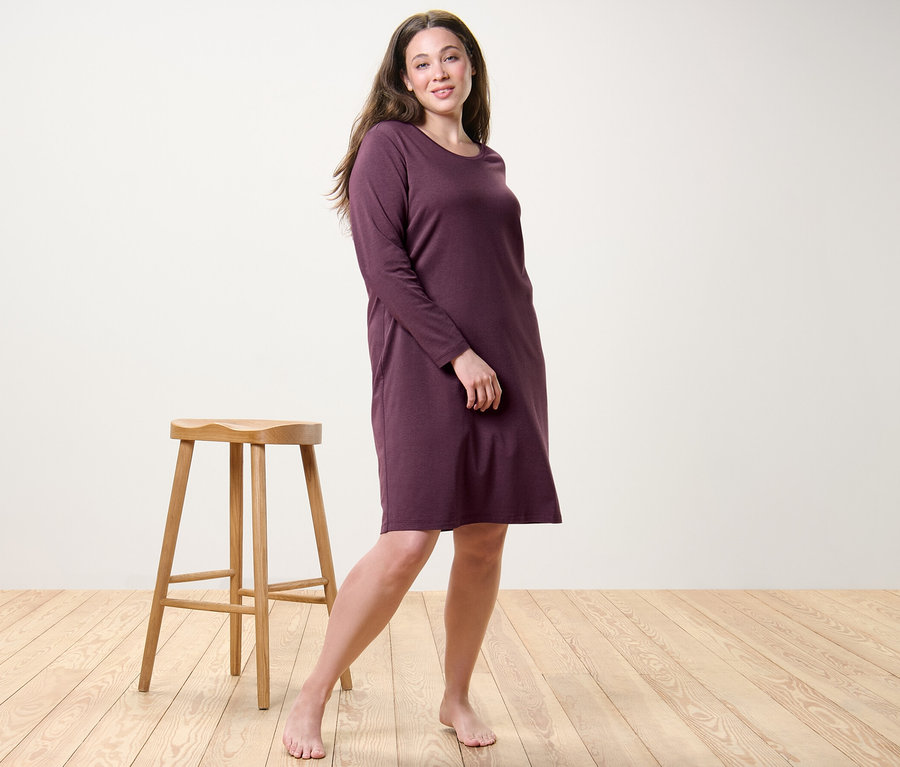 Frau posiert im Nachthemd.