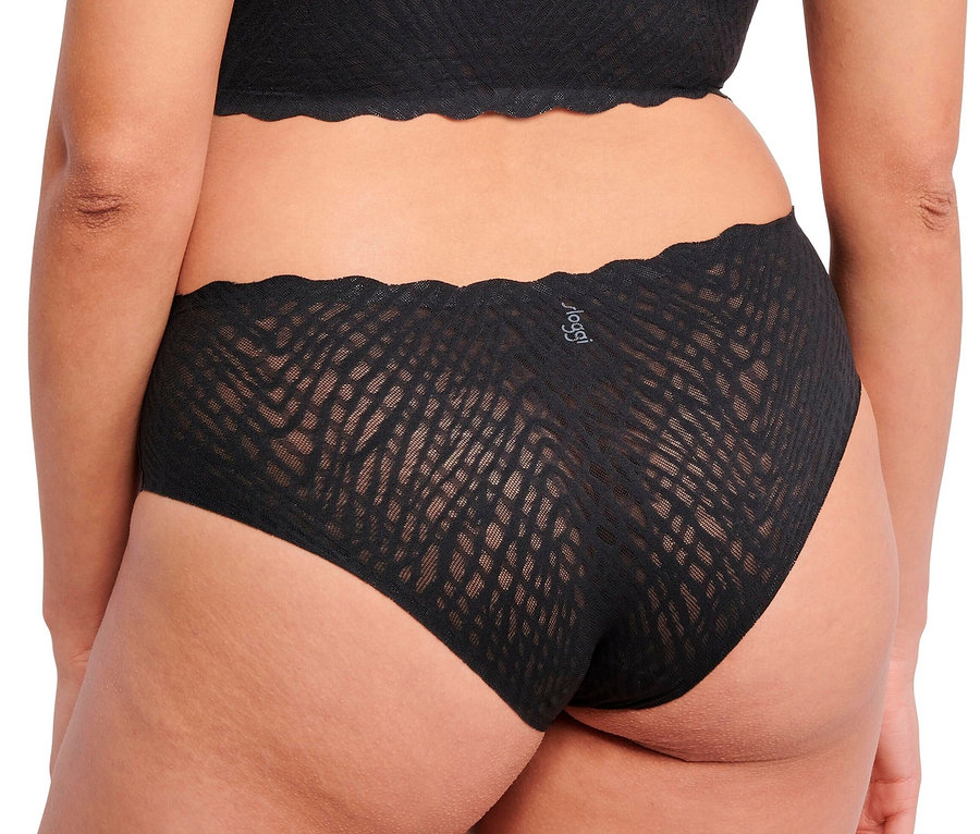 Nahaufnahme der Rückansicht einer Frau, die schwarze Sloggi ZERO Feel Bliss Hipster trägt.