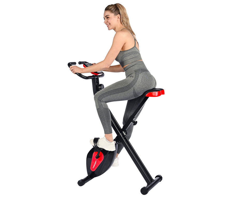 Frau trainiert auf X-Bike.
