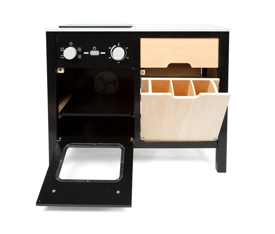 Schwarz-beige small foot Kinderküche mit offenem Ofen und Schubladen.