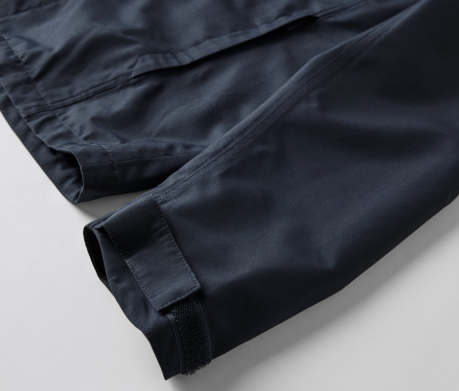 Detailaufnahme eines Funktionsparkas, der den Ärmel und eine Tasche zeigt.