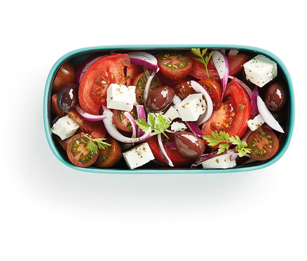 Griechischer Salat in Lunch-Box-Set mit Besteck.