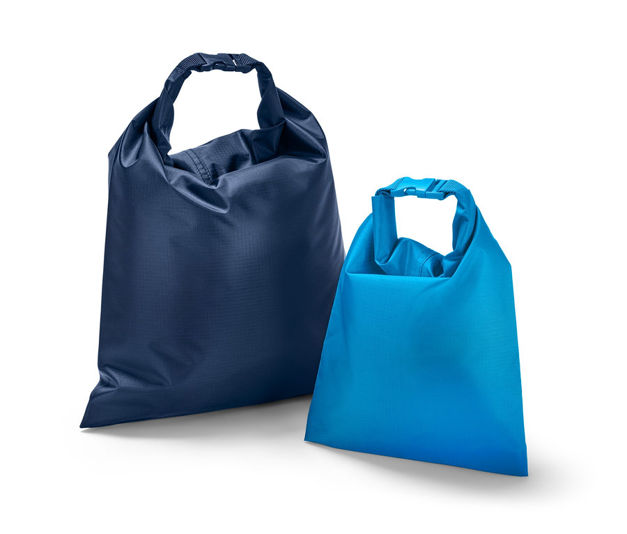 Zwei wasserfeste Packsäcke: einer dunkelblau, einer hellblau.