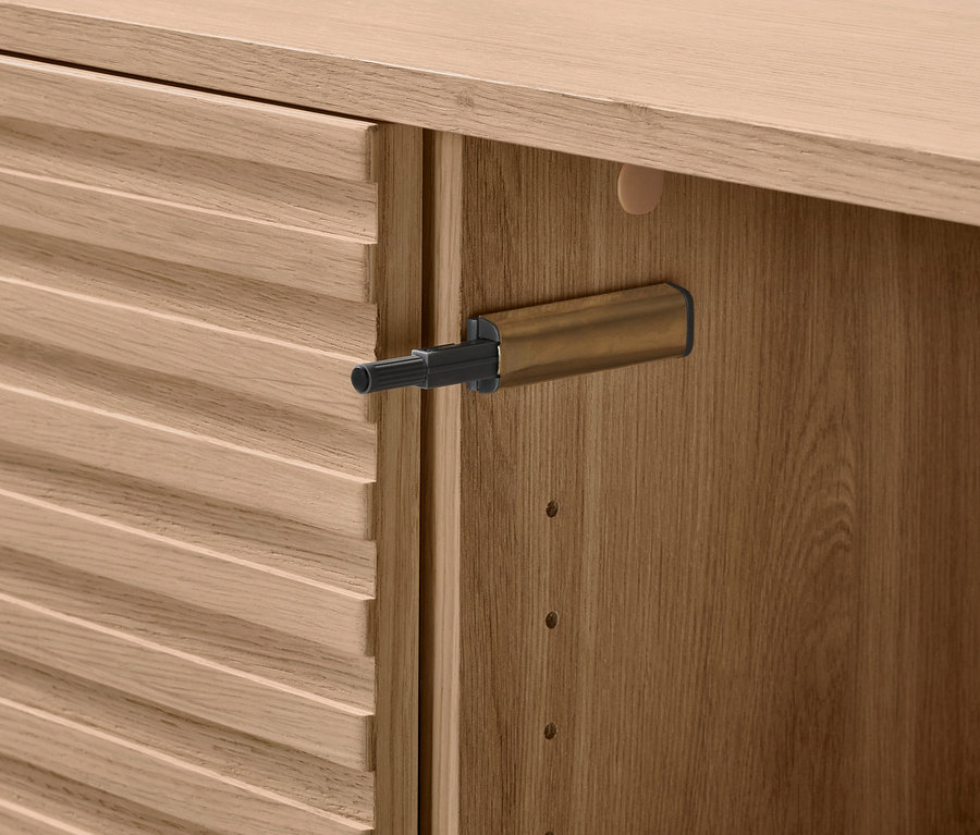 Detailansicht des Sideboards »Finnsbo« mit Lamellenoptik.