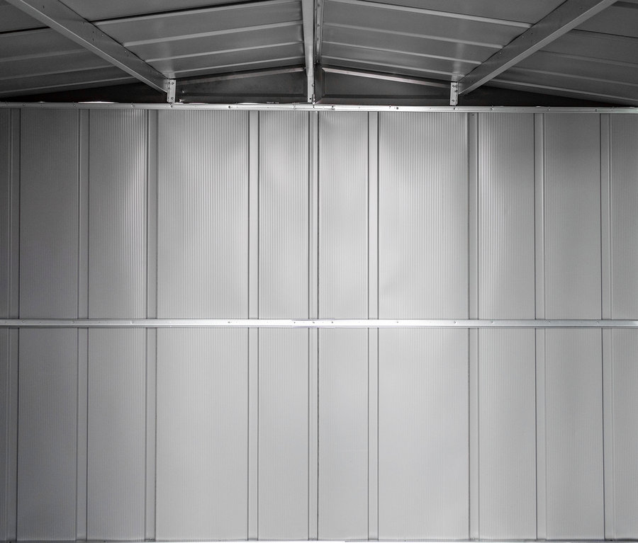 Innenansicht eines Metallgerätehauses.