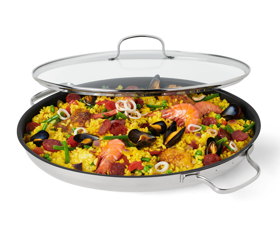 Edelstahl Servier- und Fischpfanne mit Deckel, gefüllt mit Paella und Meeresfrüchten.