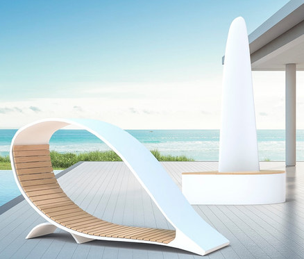 Eine Wings for Living Liege »Ibiza« und eine Bank »Sydney« stehen im Freien neben einem Pool mit Blick auf das Meer.