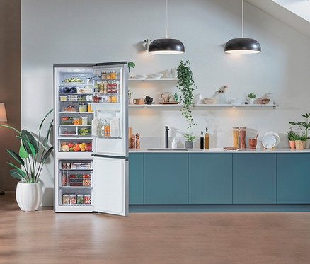 Offener Samsung Kühl-Gefrierschrank »RL38T775CS9/EG« voll mit Lebensmitteln in einer Küche.