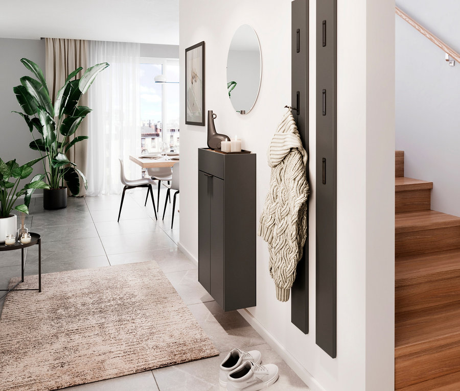 Eingangsbereich mit Mehrzweckschrank »Ameca«, graphit, Spiegel und Kleiderhaken an der Wand.