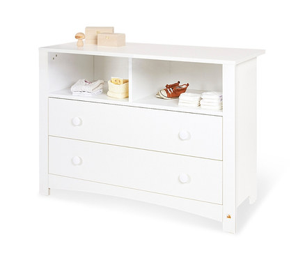 Weiße Pinolino Wickelkommode »Florentina« extrabreit mit offenen Regalen und zwei Schubladen.
