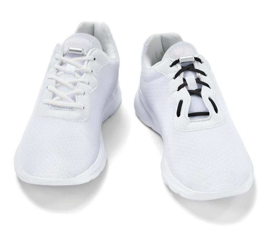 Zwei weiße Turnschuhe mit elastischen Schnürsenkeln.