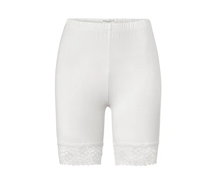 Weiße Radlershorts mit Spitzenborte.