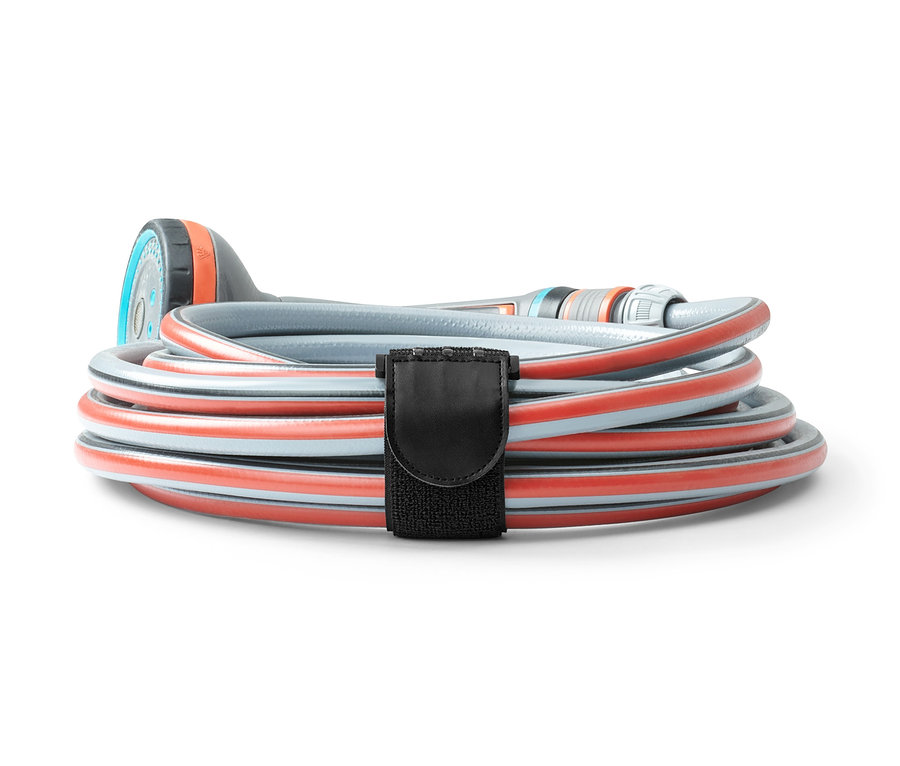 Aufgerollter grauer Gartenschlauch mit rotem Streifen, fixiert mit 6 elastischen Befestigungsgurten.