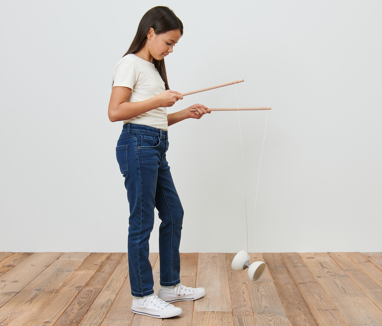 Mädchen spielt mit einem Diabolo »Glow in the dark«.