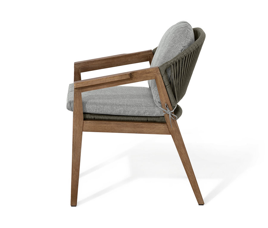 Seitenansicht eines Design-Dining-Stuhls mit Holzrahmen und grauen Stoffkissen auf Sitz und Rückenlehne.