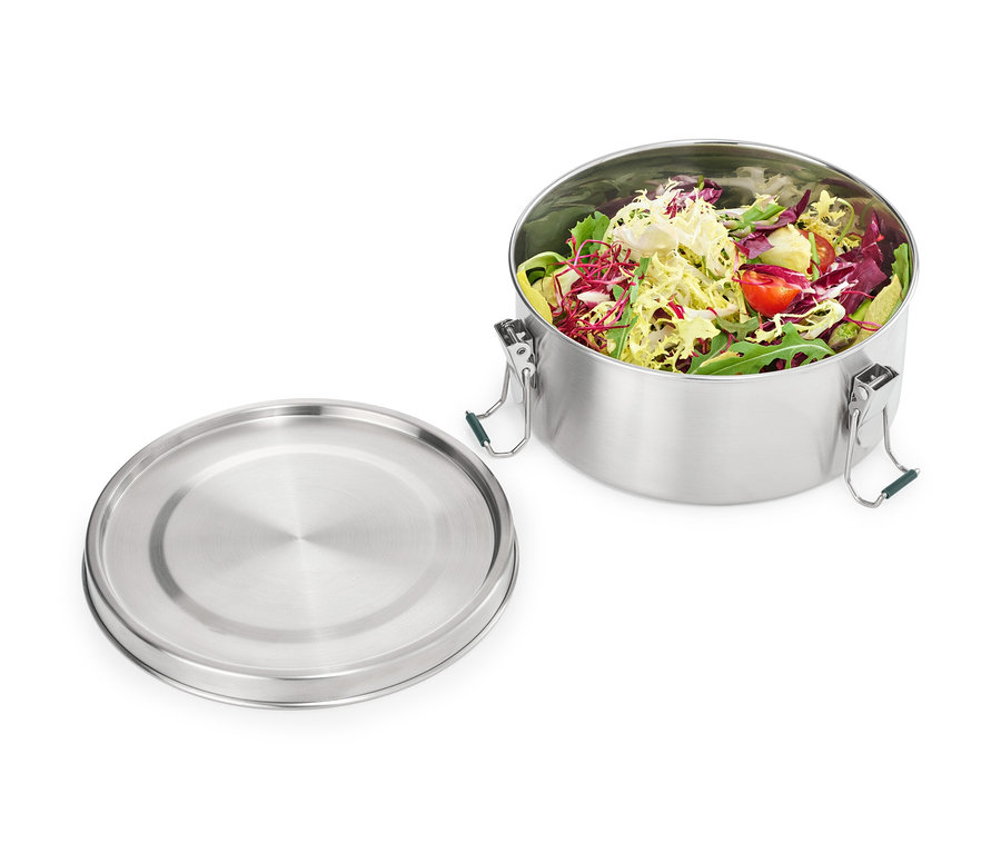 Geöffnete Edelstahl-Lunchbox gefüllt mit Salat, daneben der Deckel.