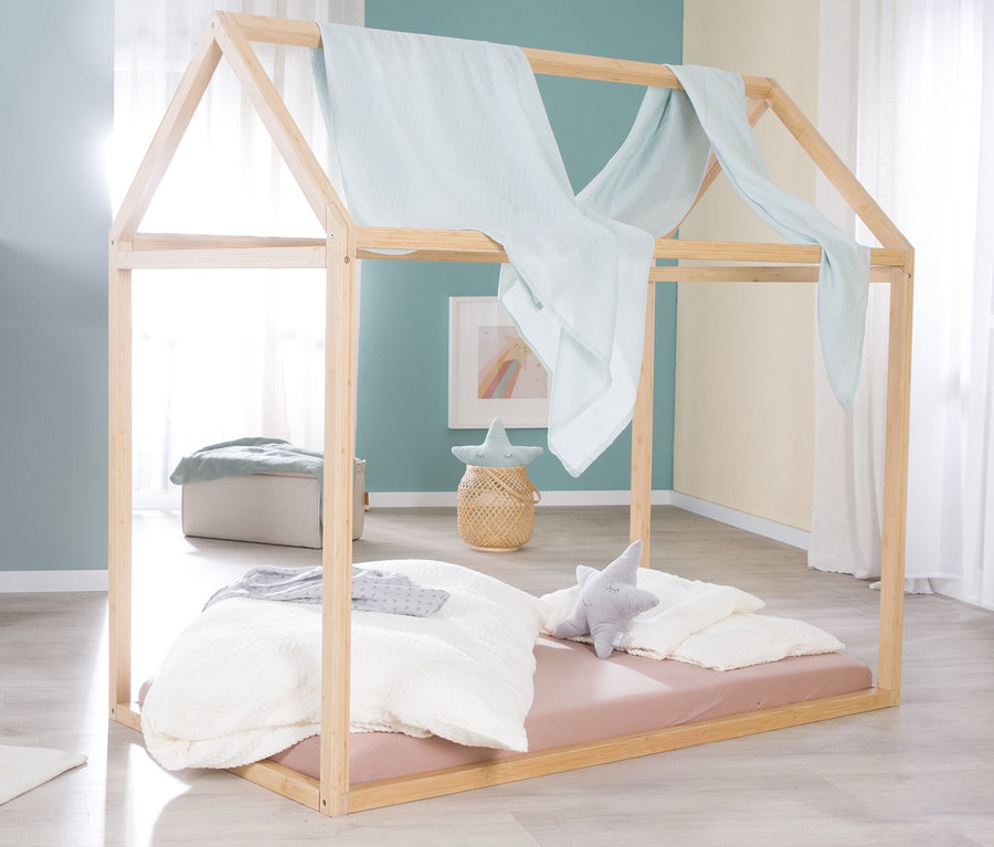 Ein roba Hausbett, ca. 70 x 140 cm, in Bambusoptik mit Himmel und sternförmigen Kissen.