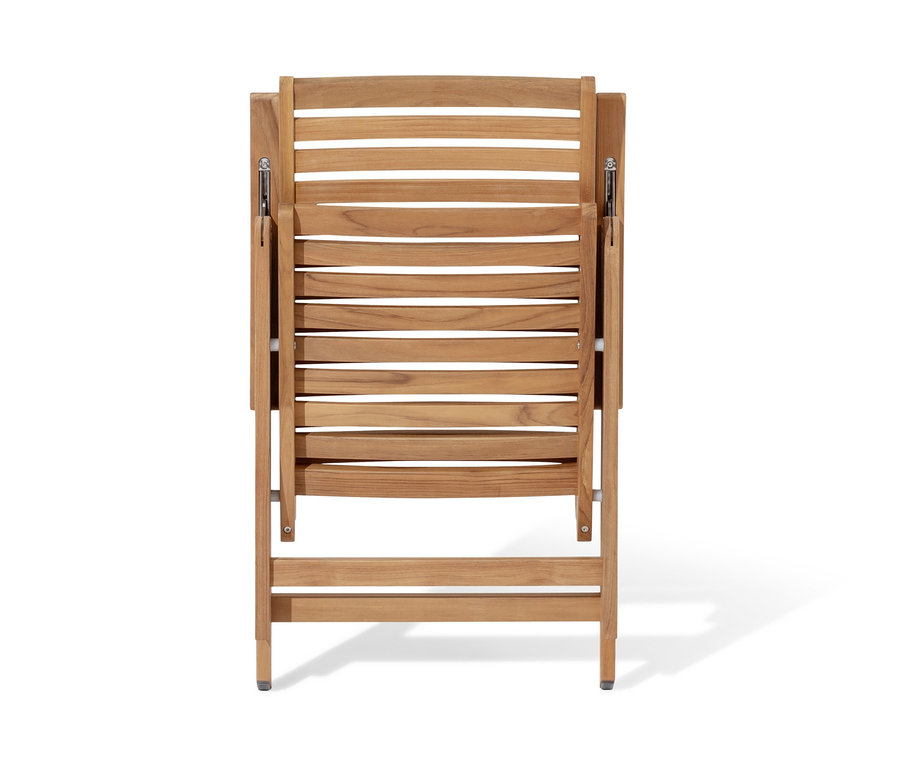 Zusammengeklappter Teak-Hochlehner mit verstellbarer Rückenlehne.