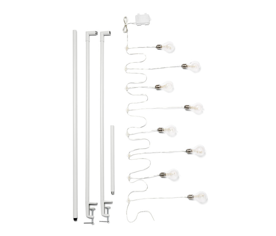 Weiße Deko-Tischstange inklusive LED-Lichterkette auf weißem Hintergrund.