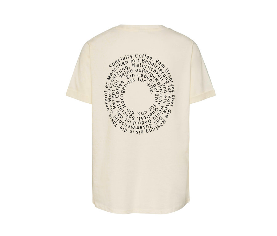 Ein T-Shirt »roasted.« mit kreisförmigem Aufdruck mit Text über Kaffee.