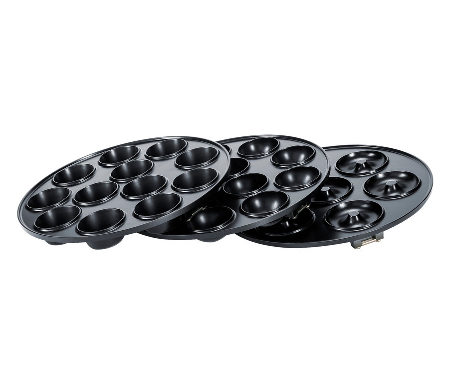 Drei schwarze Backformen, eine mit ovalen Vertiefungen, eine mit runden Vertiefungen. Zu sehen ist ein Steba Cake-Maker 3-in-1 »CM 3«.