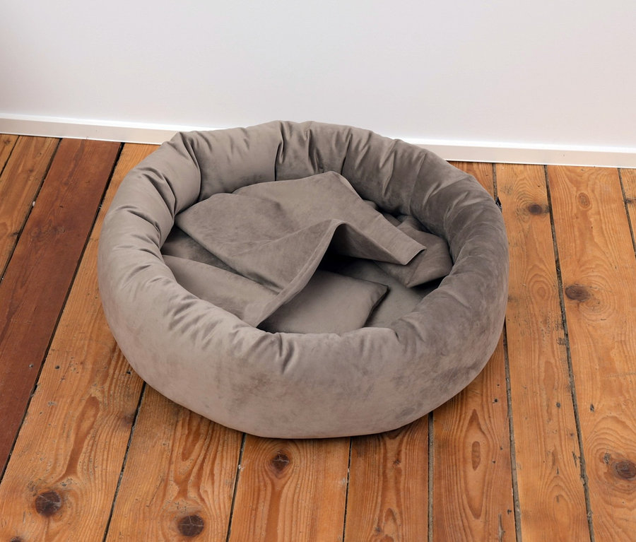 Graue Kuschelinsel »Lajos« auf Holzboden.