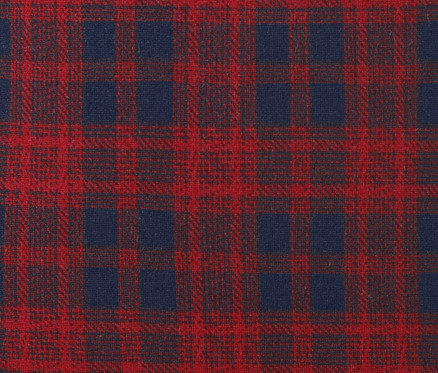 Detailaufnahme des Karomusters der kuscheligen Leggings in Rot und Dunkelblau.