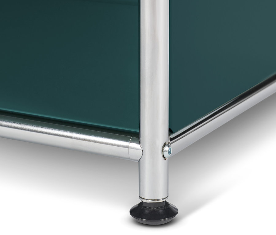 Detailansicht eines Sideboards »CN3« mit Klappfächern und verchromten Beinen.