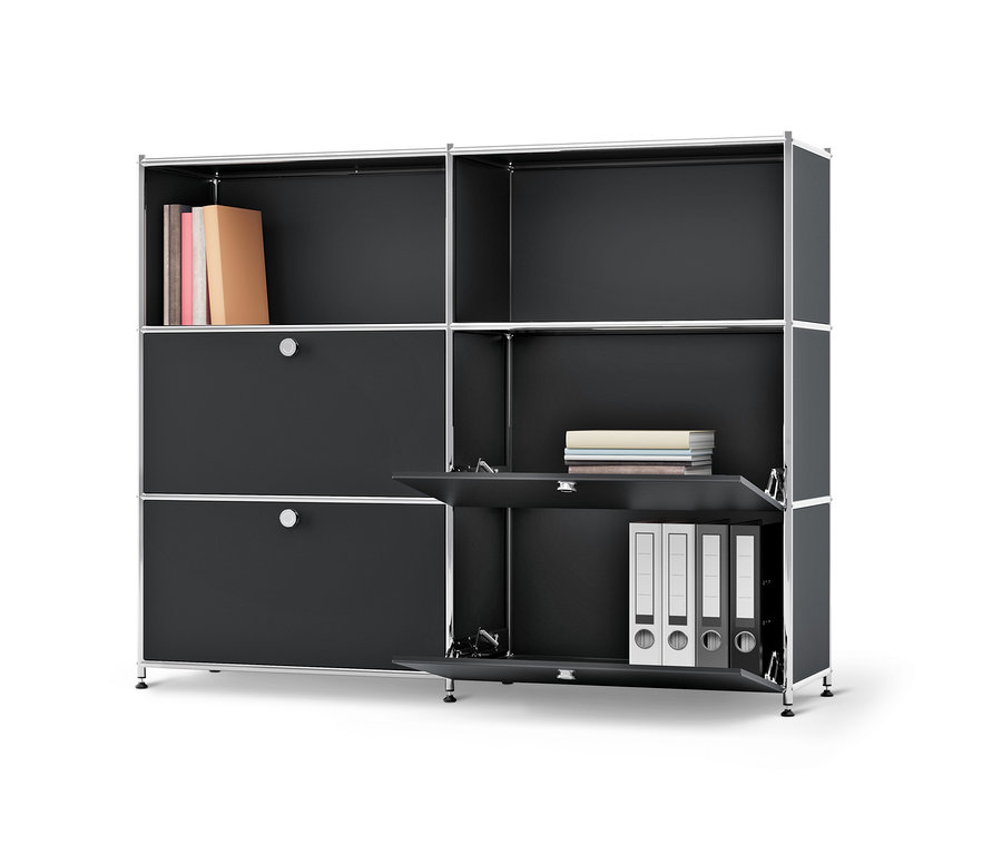 Schwarze Kommode Metall »CN3« mit versetzbaren Klappenfächern, Büchern und Ordnern.