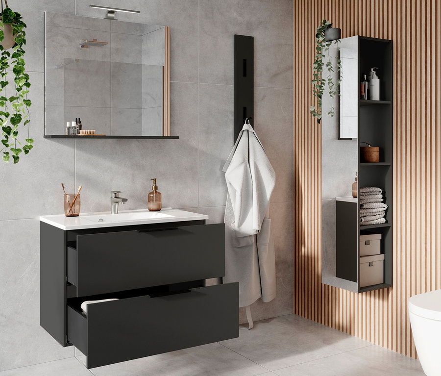 Badezimmer mit Waschbecken, Spiegel, Regalen und schwarzem Dalvik Kleiderhakenpaneel.