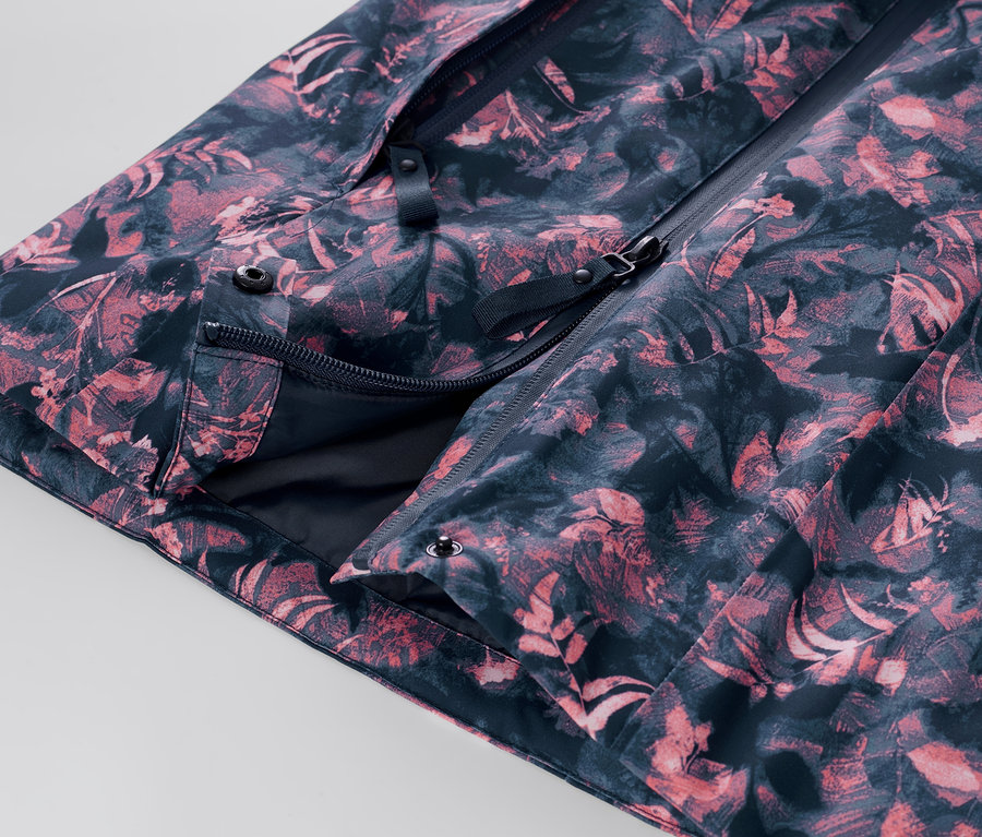 Detail einer Halfzip-Skijacke mit Alloverprint.