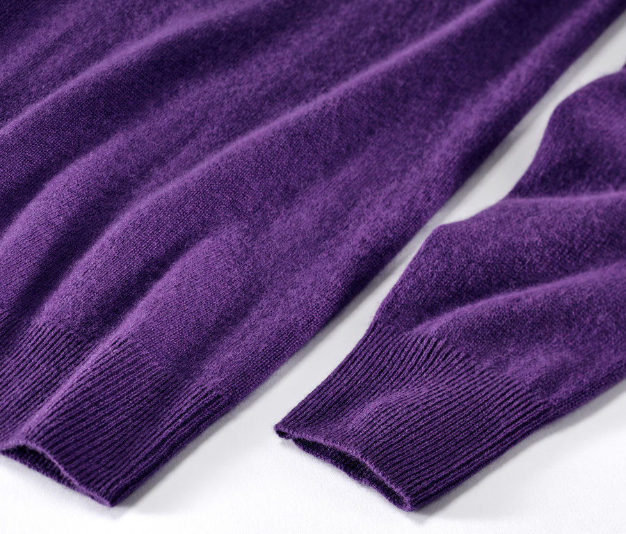 Detailansicht eines lila Feinstrickpullovers mit Kaschmir.