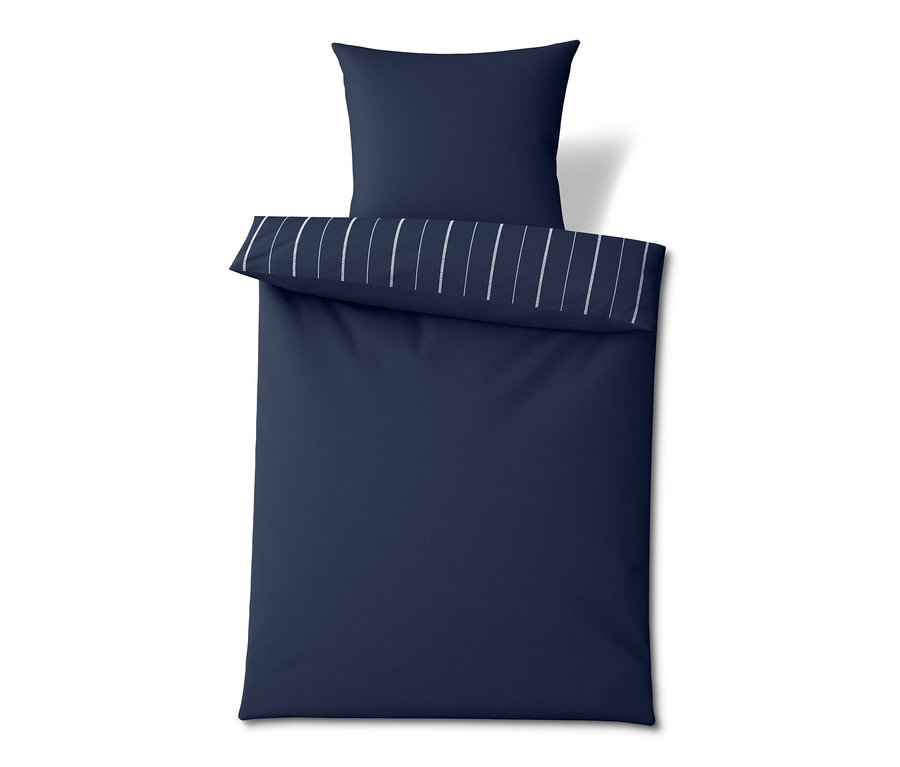 Dunkelblaue Winterjersey-Bettwäsche mit weißen Streifen und Kopfkissen.