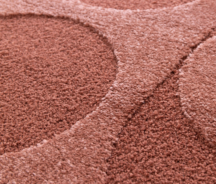 Detailaufnahme eines roten Teppichs »Cosmo«.