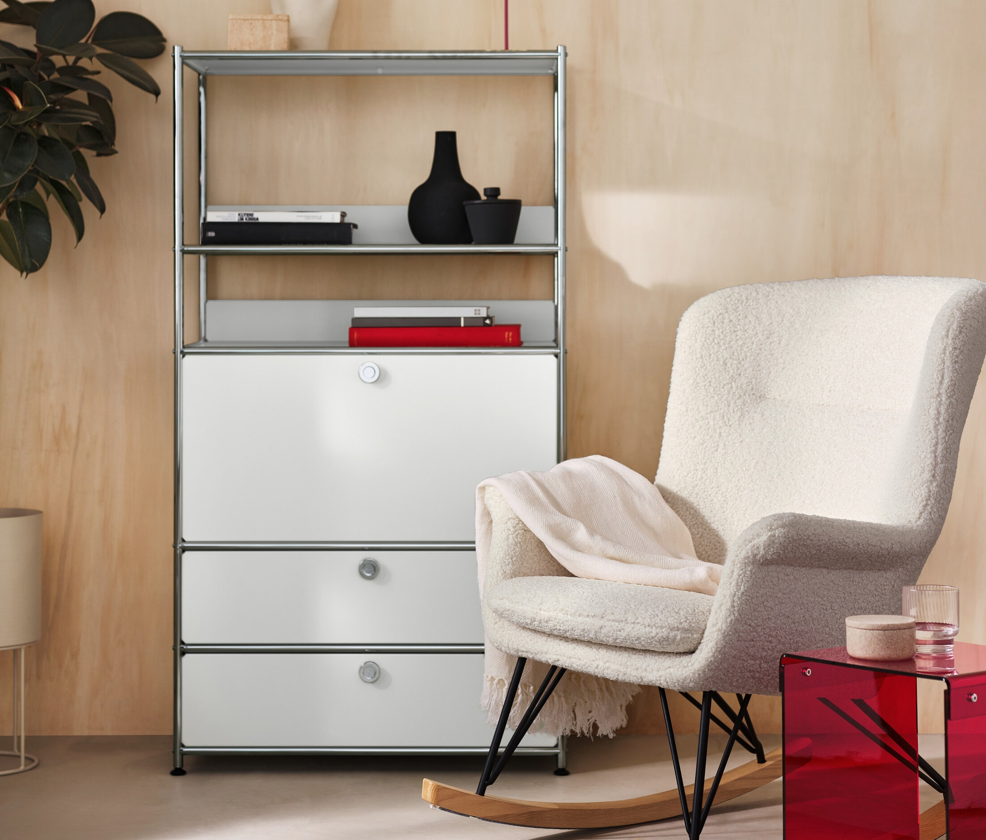 Interieur mit Regal Metall »CN3« mit 1 Klappe und 2 Schubalden, Sessel und rotem Tisch.