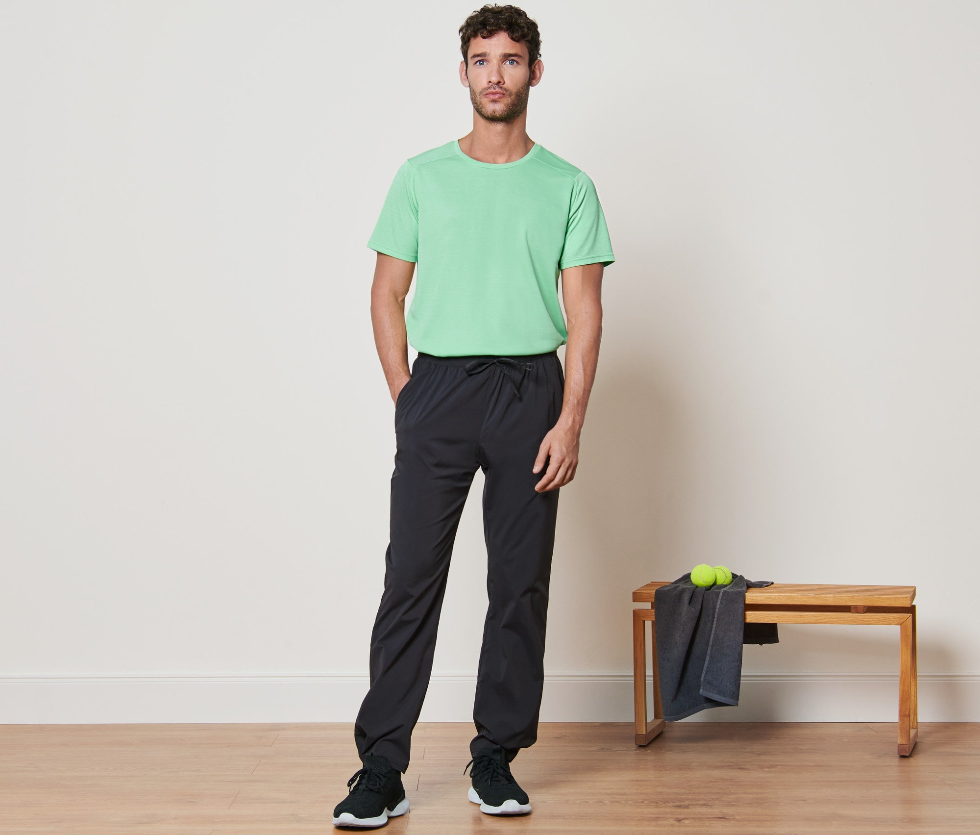 Mann steht mit Händen in den Taschen der Funktionshose.