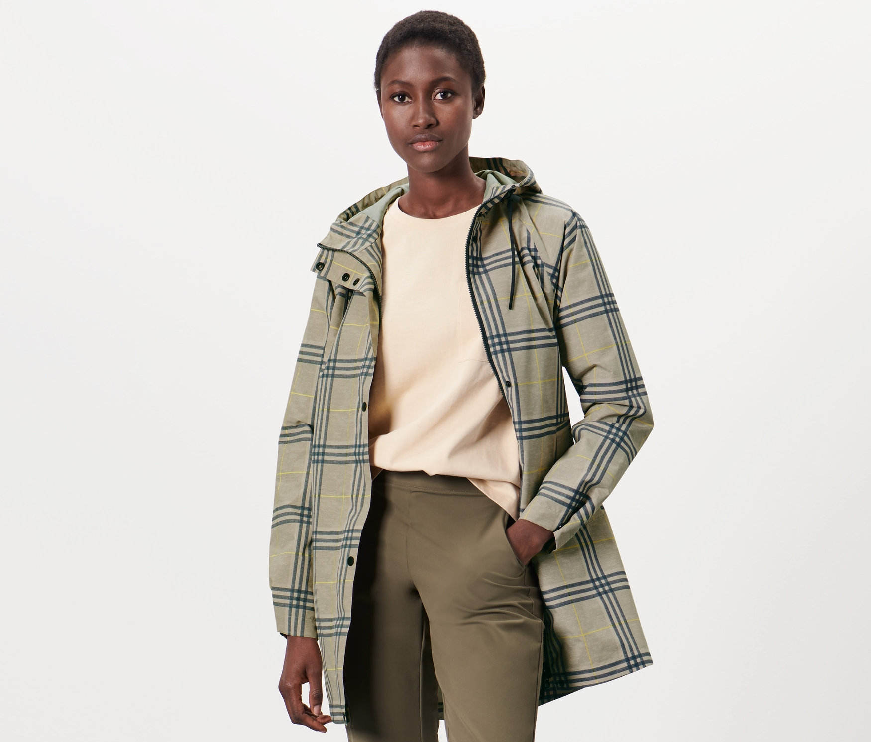 Frau trägt eine Regenjacke.