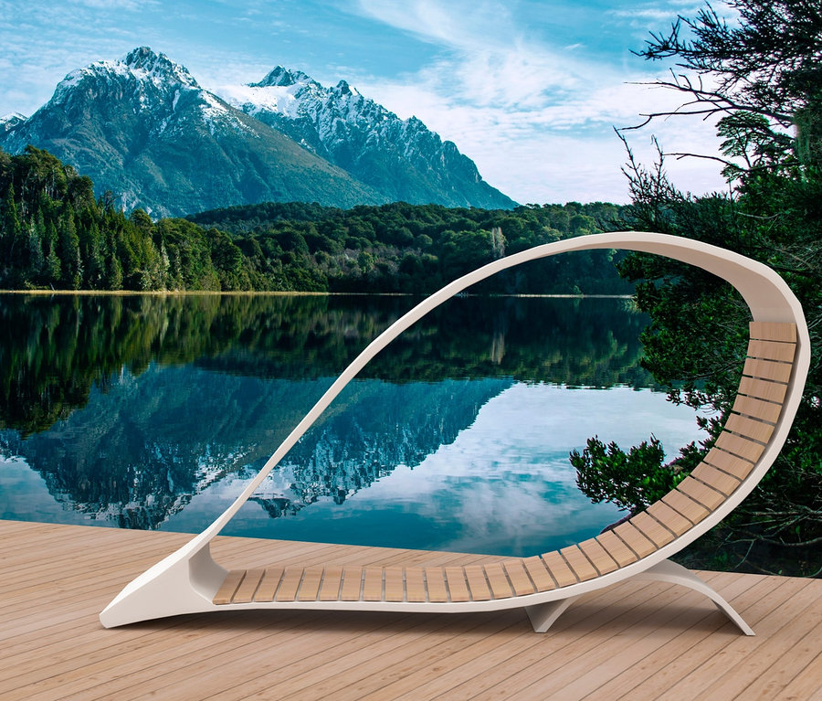 Eine weiße Wings for Living Liege »Ibiza« steht auf einer Holzterrasse mit Blick auf einen See und Berge.