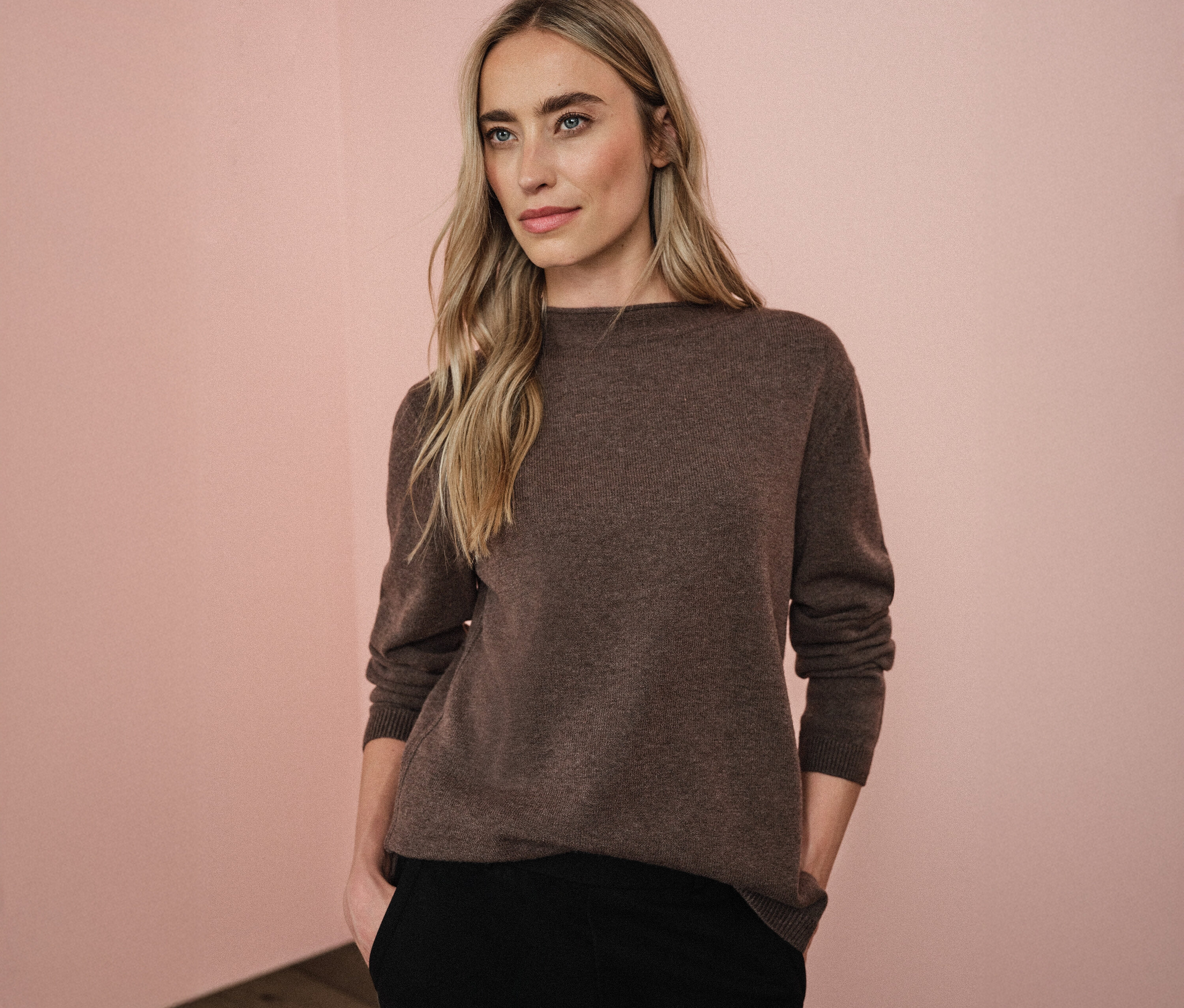 Frau trägt einen braunen Street One Strickpullover mit Rollkante.