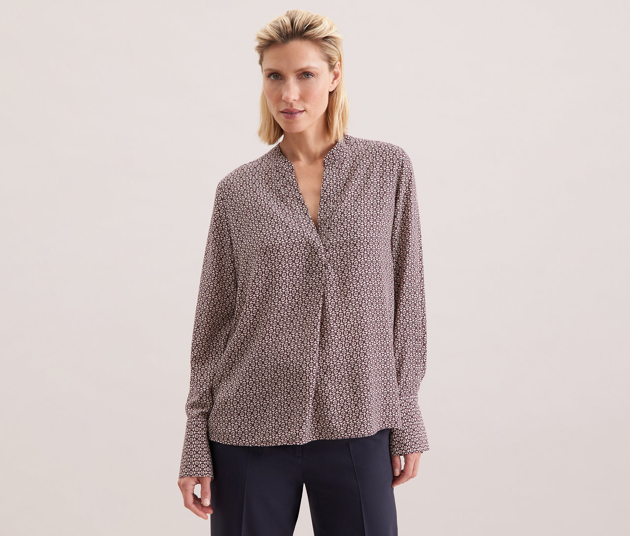 Frau trägt eine Seidensticker Tunika aus Viskose mit ecru-burgundy Alloverprint.