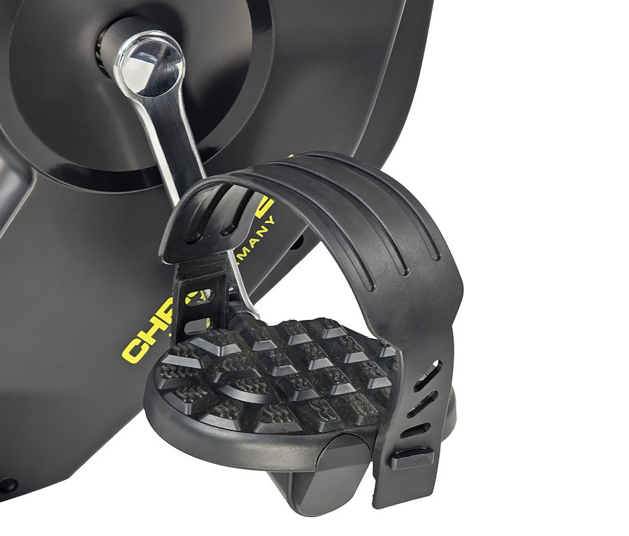 Detailaufnahme eines Heimtrainer-Pedals mit schwarzem Gummiband.