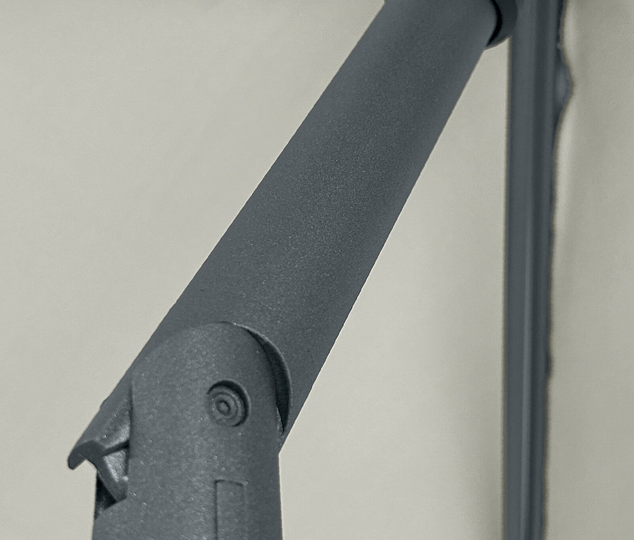 Detailaufnahme eines hellgrauen Leco Marktschirms (250 x 250 cm) inklusive Abdeckhaube.