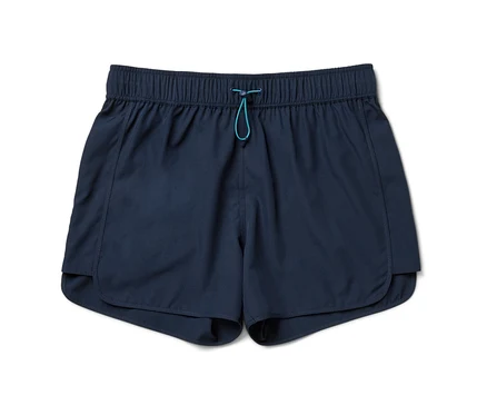 Marineblaue Badeshorts mit türkisfarbener Kordel.