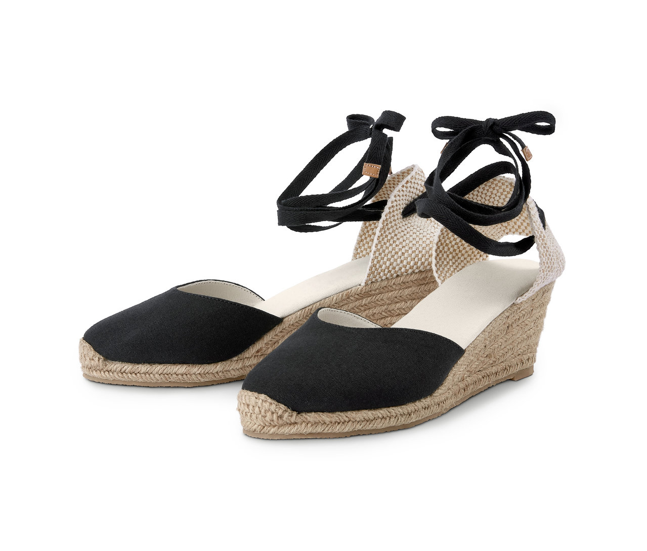 Zwei Espadrilles mit Keilabsatz. Sie haben schwarze Stoffspitzen und beigefarbene Keile aus Kordeln.