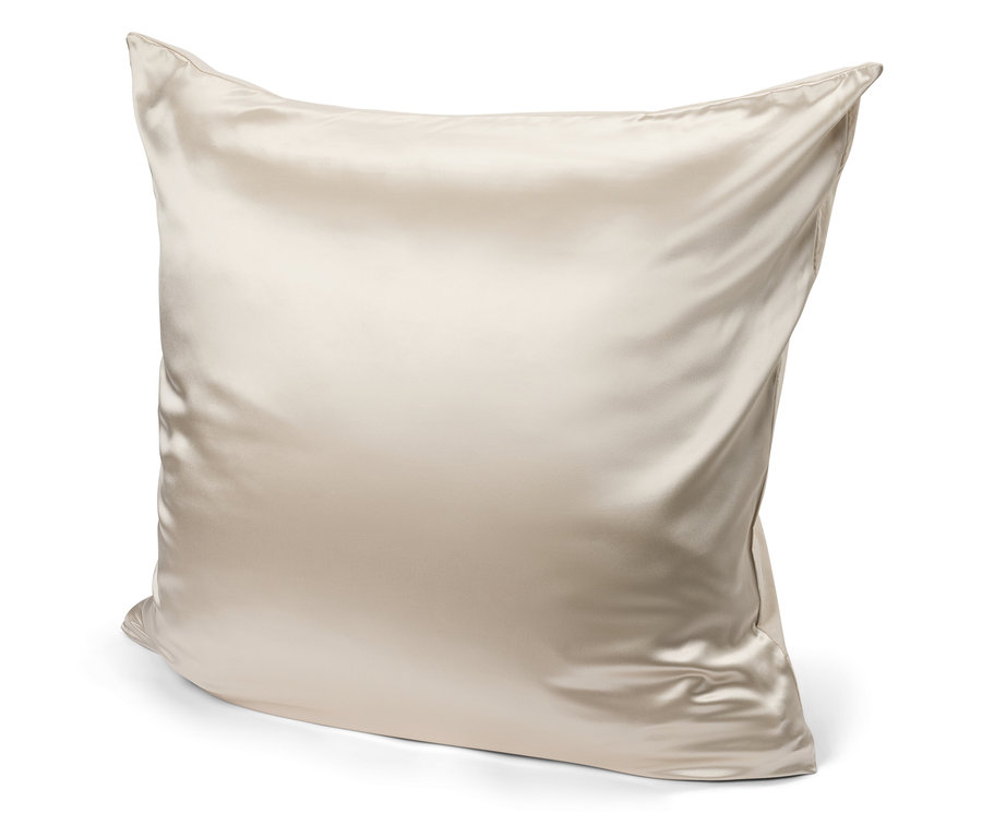 Ein beiges Satinkissen auf einem weißen Hintergrund.