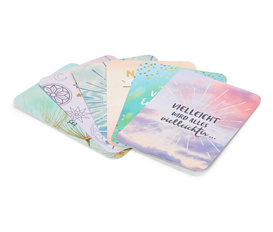 Ein Set aus sechs Karten mit verschiedenen Mustern und Aufschriften, die übereinander liegen.