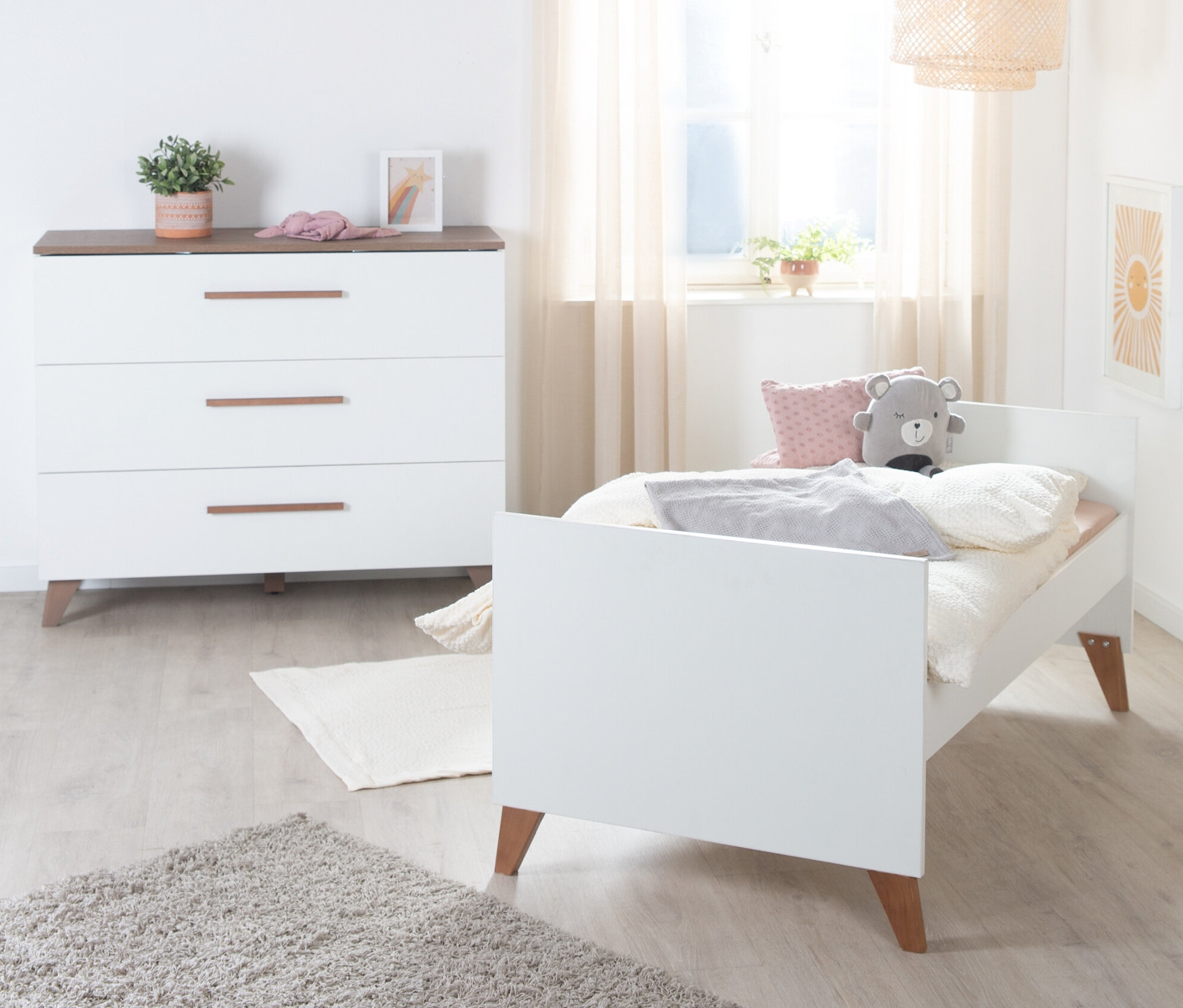 Kinderzimmer mit weißem Bett, roba »Ole« Kinderzimmerset Wickelkommode und Spielzeug.